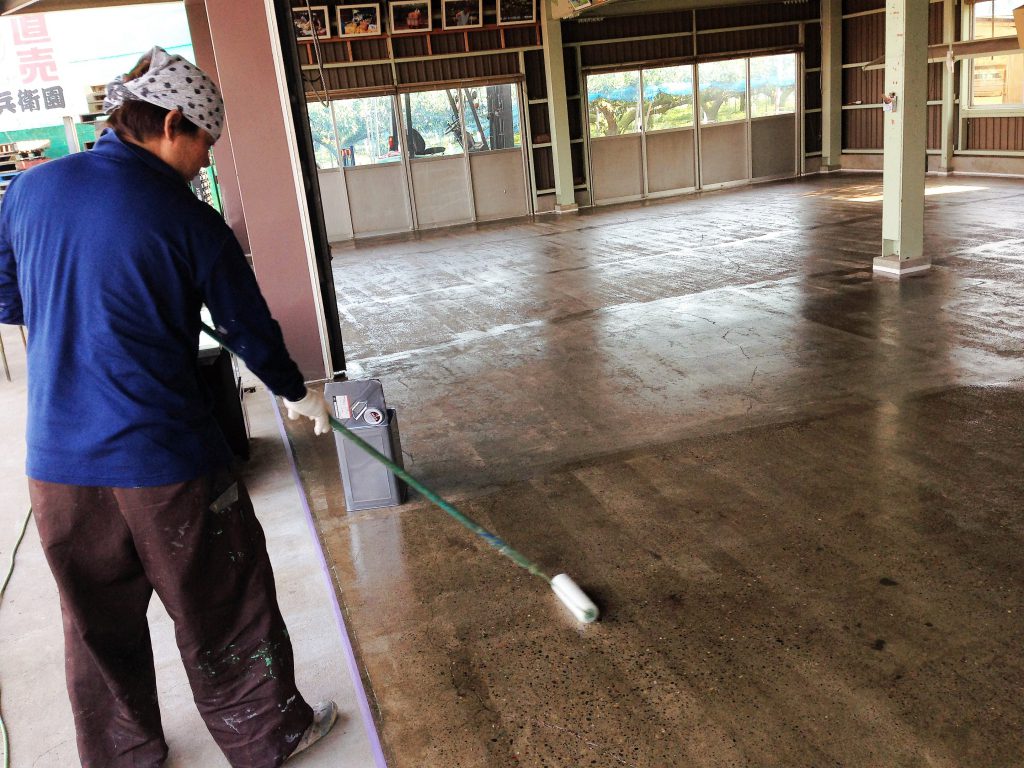 千葉県市川市の勘兵衛園（果樹園）｜選果場の塗床工事（ケミクリートＥＰクリア）：防塵