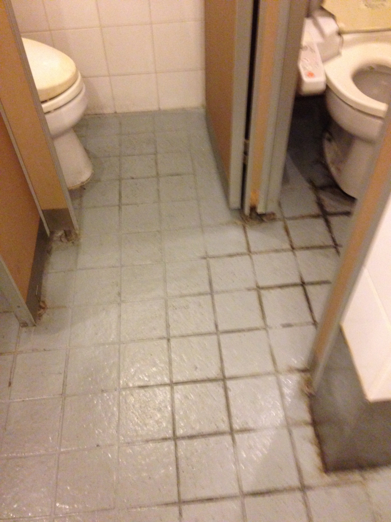 埼玉県越谷市の居酒屋トイレ床塗り替え｜トイレのタイルの上滑り止め塗装（低臭）：ケミクリートＭＳＬペースト防滑工法