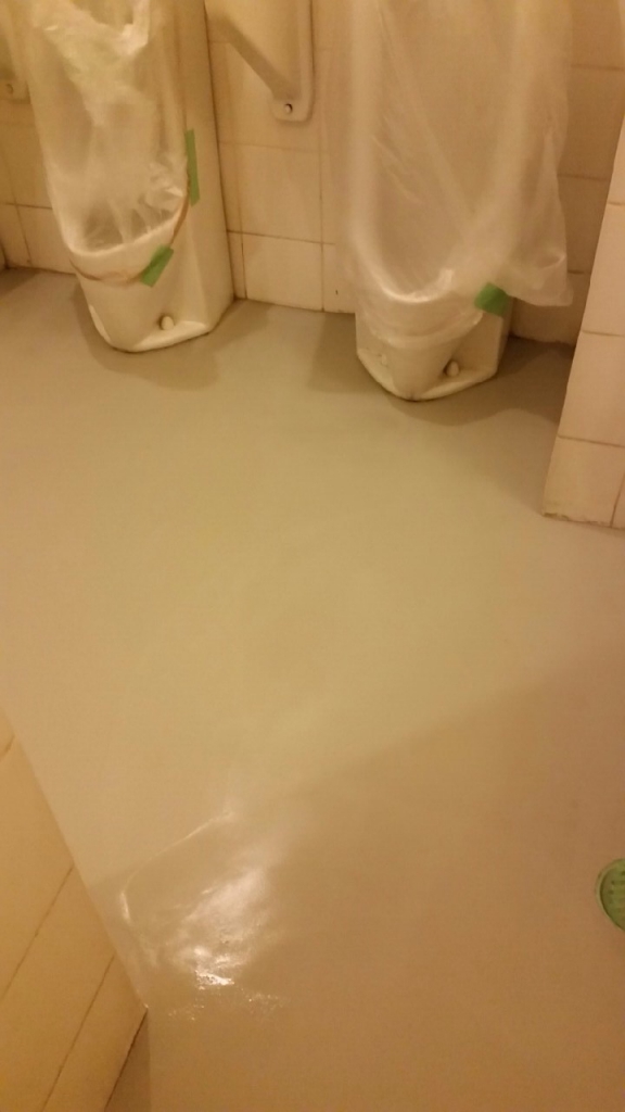埼玉県越谷市の居酒屋トイレ床塗り替え｜トイレのタイルの上滑り止め塗装（低臭）：ケミクリートＭＳＬペースト防滑工法