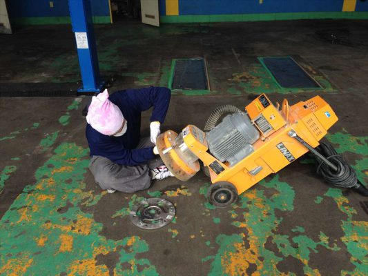 埼玉県深谷市の池田自動車（カーコンビニクラブ）｜自動車整備工場床塗装塗り替え工事（塗り床）：ケミクリートＥＰカラー