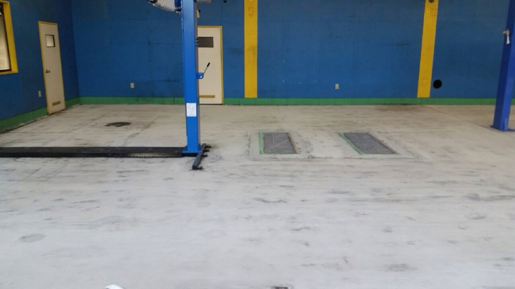 埼玉県深谷市の池田自動車（カーコンビニクラブ）｜自動車整備工場床塗装塗り替え工事（塗り床）：ケミクリートＥＰカラー