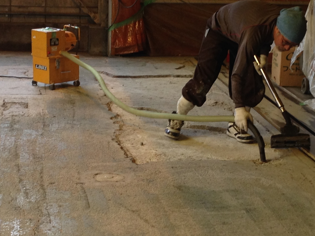 神奈川県の紙流通倉庫｜不陸調整床塗装（塗床）改修工事：エポキシ樹脂レベラー＋ケミクリートＥ