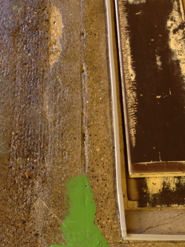 神奈川県の紙流通倉庫｜不陸調整床塗装（塗床）改修工事：エポキシ樹脂レベラー＋ケミクリートＥ