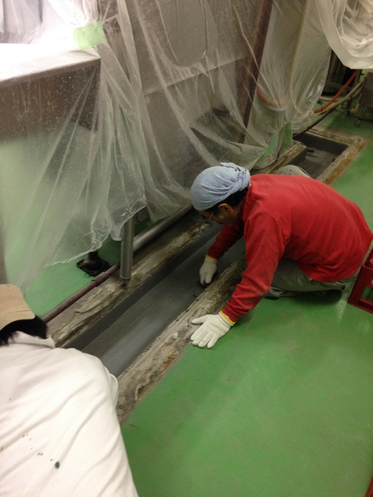 千葉県千葉市の飲食店｜厨房側溝内の塗り床補修工事：タフクリートＭＷ工法