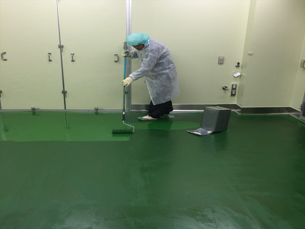 東京都内の製薬会社｜クリンルーム床に耐酸・耐溶剤性の防食塗り床を施工：ケミクリートＳＶ＃５０００