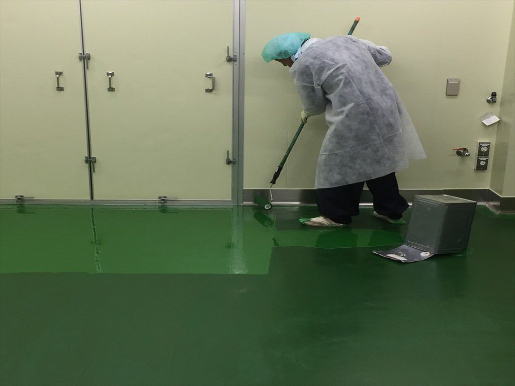 東京都内の製薬会社｜クリンルーム床に耐酸・耐溶剤性の防食塗り床を施工：ケミクリートＳＶ＃５０００