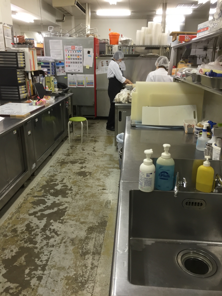 茨城県内某結婚式場｜厨房塗り床の剥がれ現地調査に伺いました。