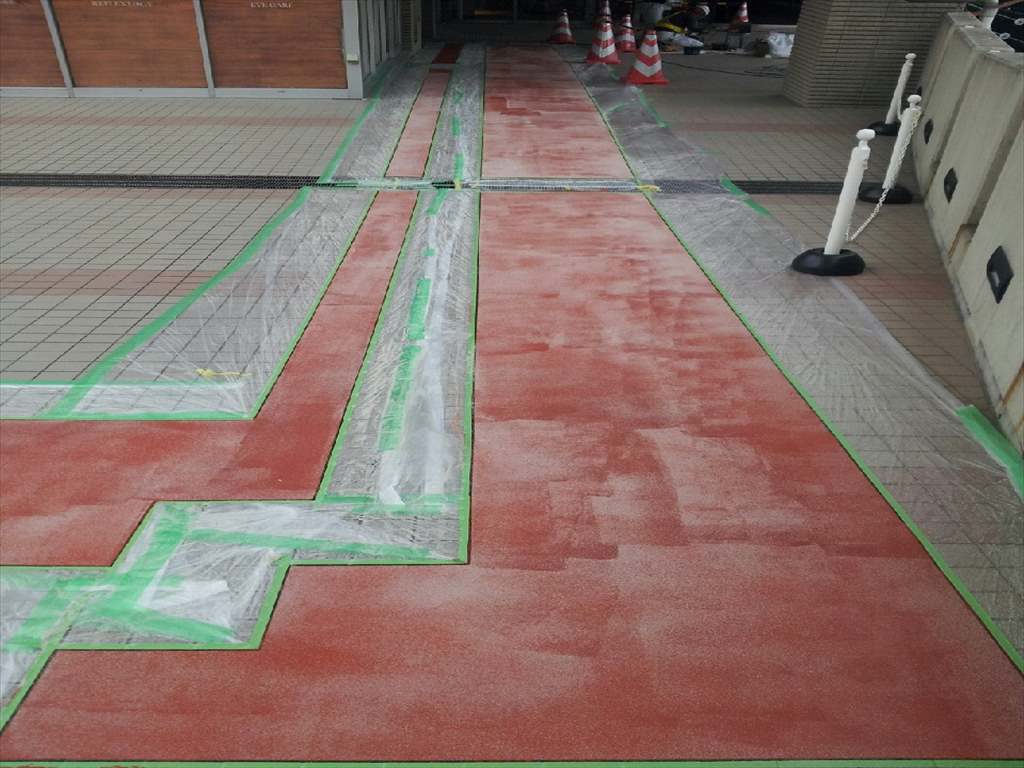 公共交通機関通路｜タイルの上防滑塗装（防滑塗り床）改修工事：速硬化ＭＭＡ樹脂