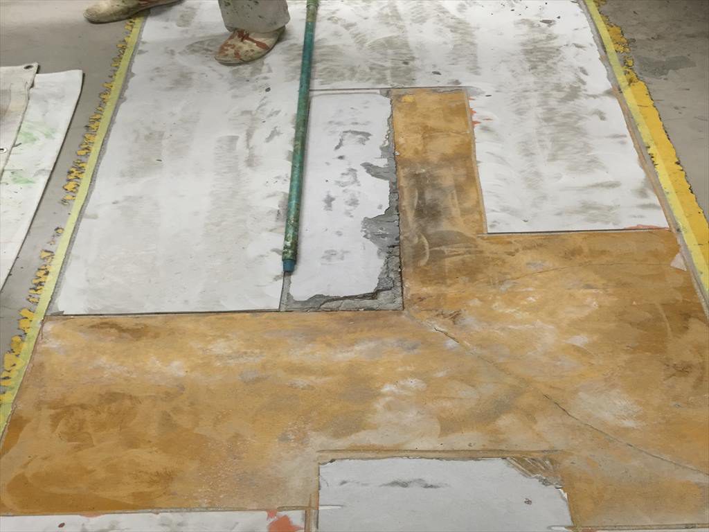 横浜市港南区のドラッグストア｜バックヤード床塗装工事：ＭＭＡ速硬化塗り床施工