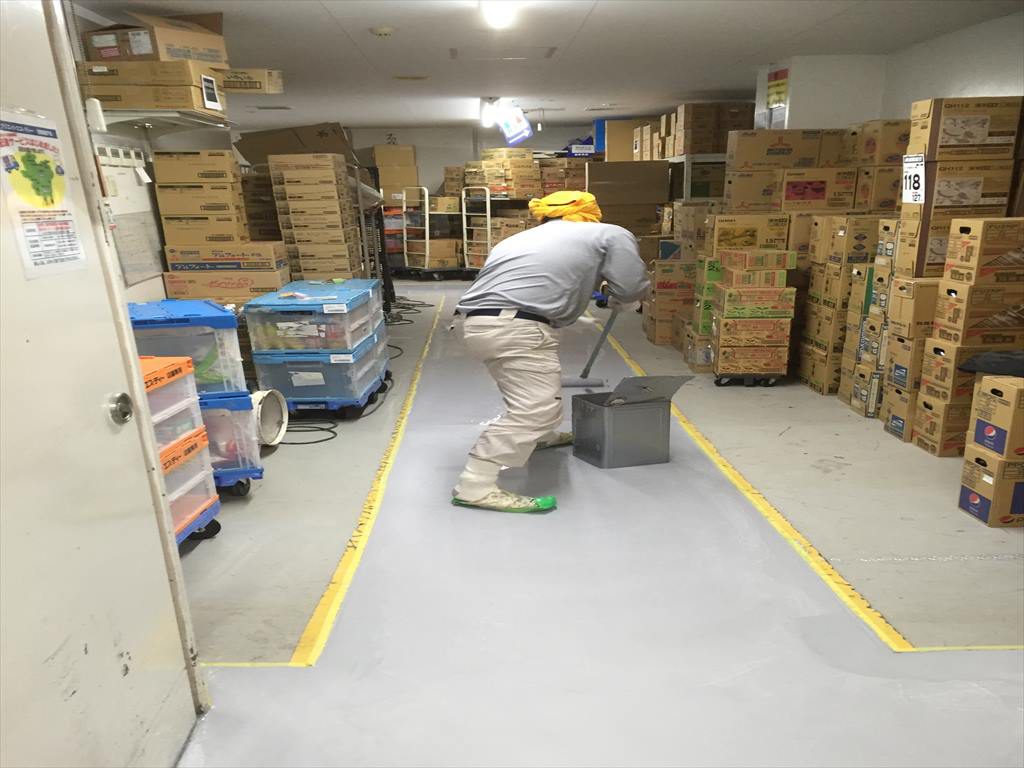 横浜市港南区のドラッグストア｜バックヤード床塗装工事：ＭＭＡ速硬化塗り床施工