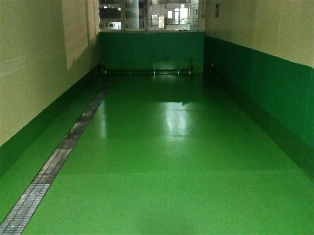東京都江戸川区の自動車ディーラーの洗車場塗り床（床塗装）工事｜ケミクリートＥＰカラークリートＭＳペースト工法：短工期工法