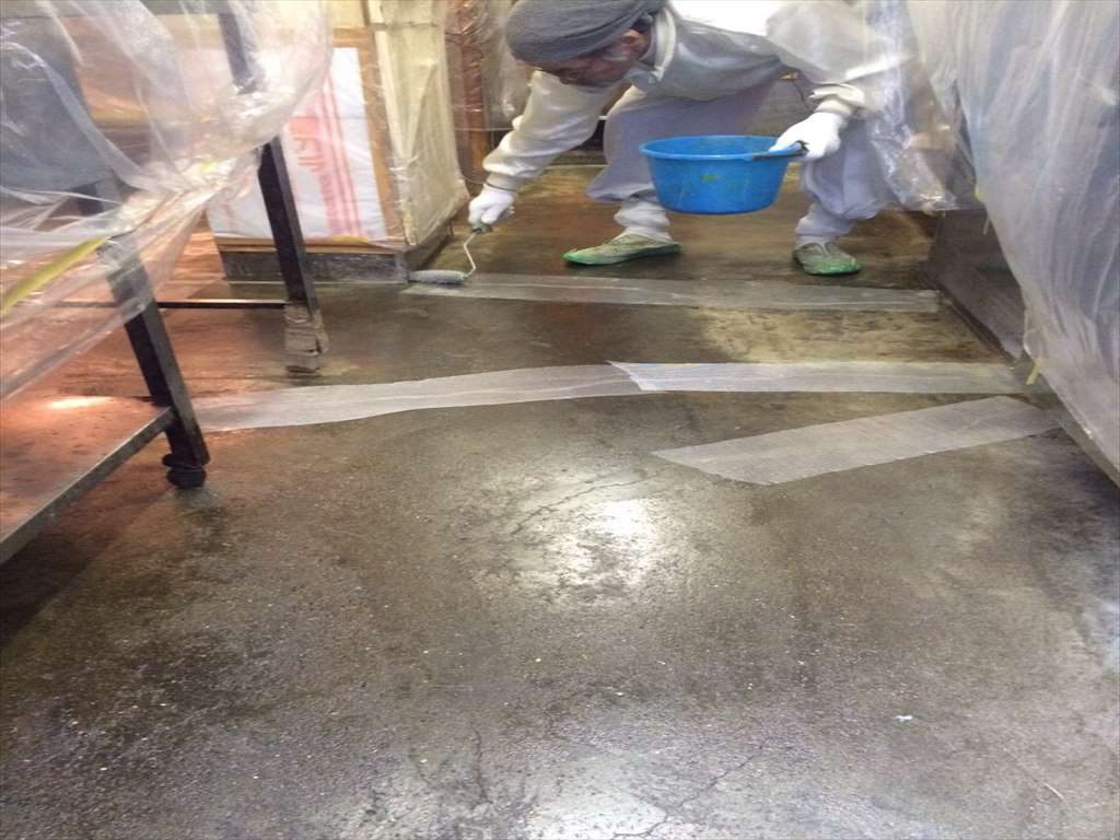 東京都中央区新富町の和食屋さんの厨房漏水対策｜防水を兼ねた塗り床（塗床）（床塗装）施工：ケミクリートＭＳ（速硬化床材）