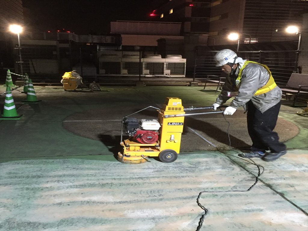 東京都目黒区ビル屋上通路｜自然石透水性塗り床施工：パークコートストーン