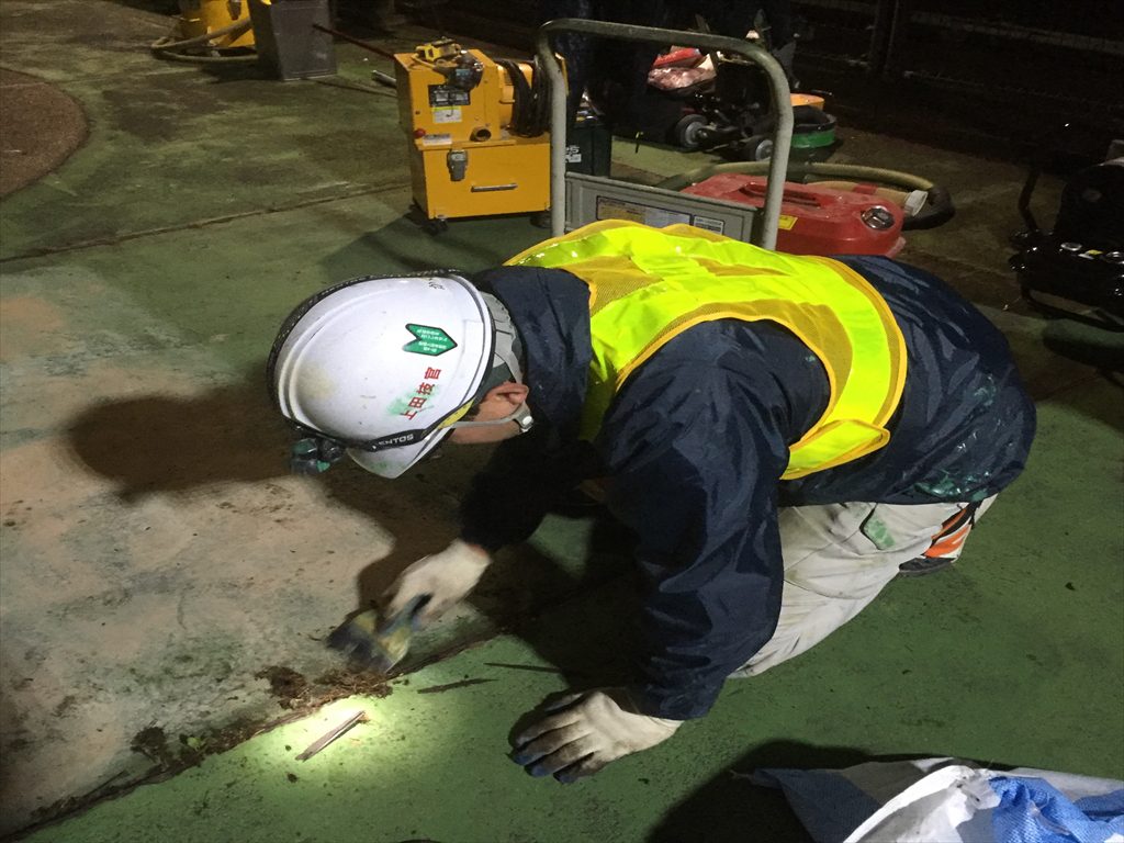 東京都目黒区ビル屋上通路｜自然石透水性塗り床施工：パークコートストーン