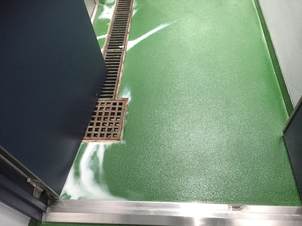 東京都国分寺市内の研究施設｜通路の白華（変色）が発生しました。：エポキシ樹脂塗り床工事