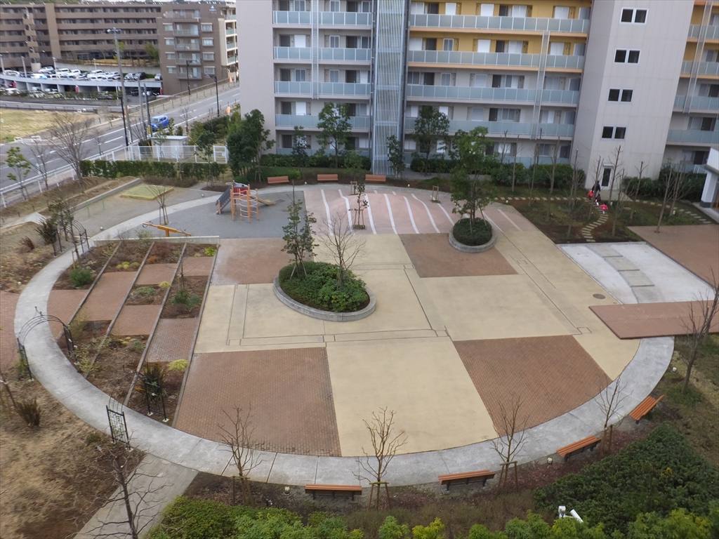 千葉県内のマンション｜公園床塗装塗替え工事の下見