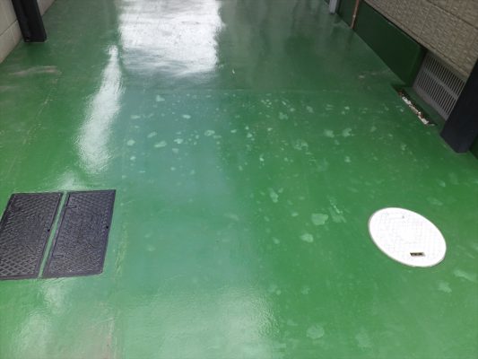 東京都練馬区のお宅外部ガレージ（駐車場）床塗装（塗り床）の変色不具合発生