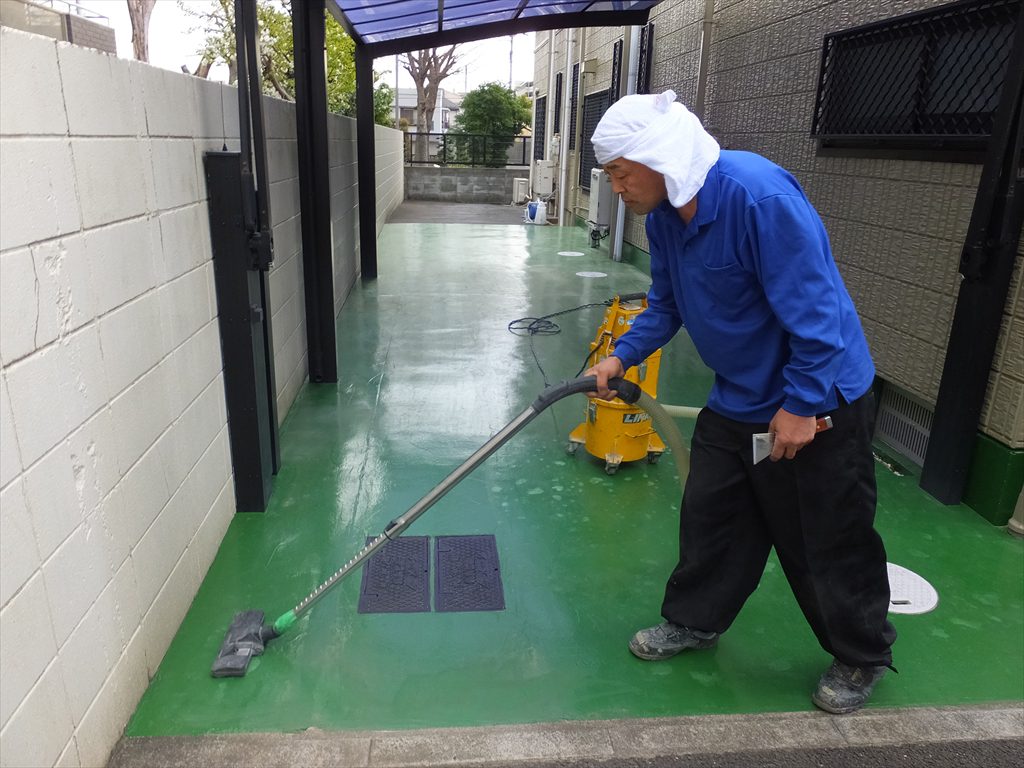 東京都練馬区のお宅外部ガレージ（駐車場）床塗装（塗り床）の変色不具合発生