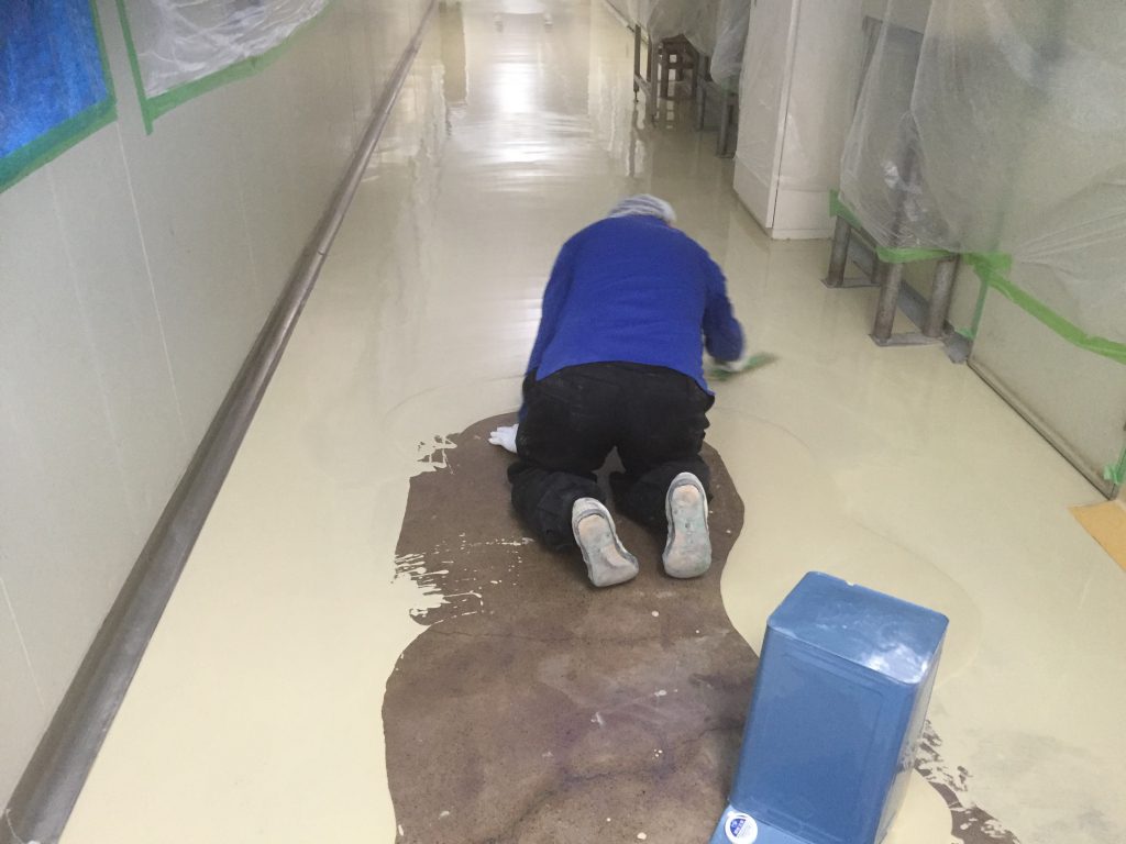 千葉県内の食品工場通路｜床塗装工事：ＭＭＡ塗床（低臭タイプ）施工