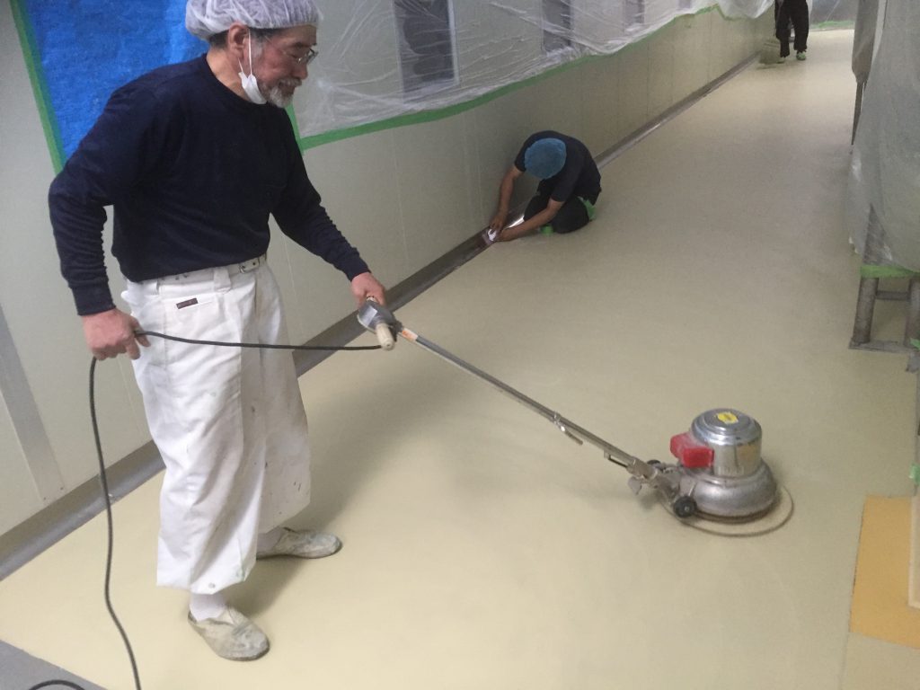 千葉県内の食品工場通路｜床塗装工事：ＭＭＡ塗床（低臭タイプ）施工