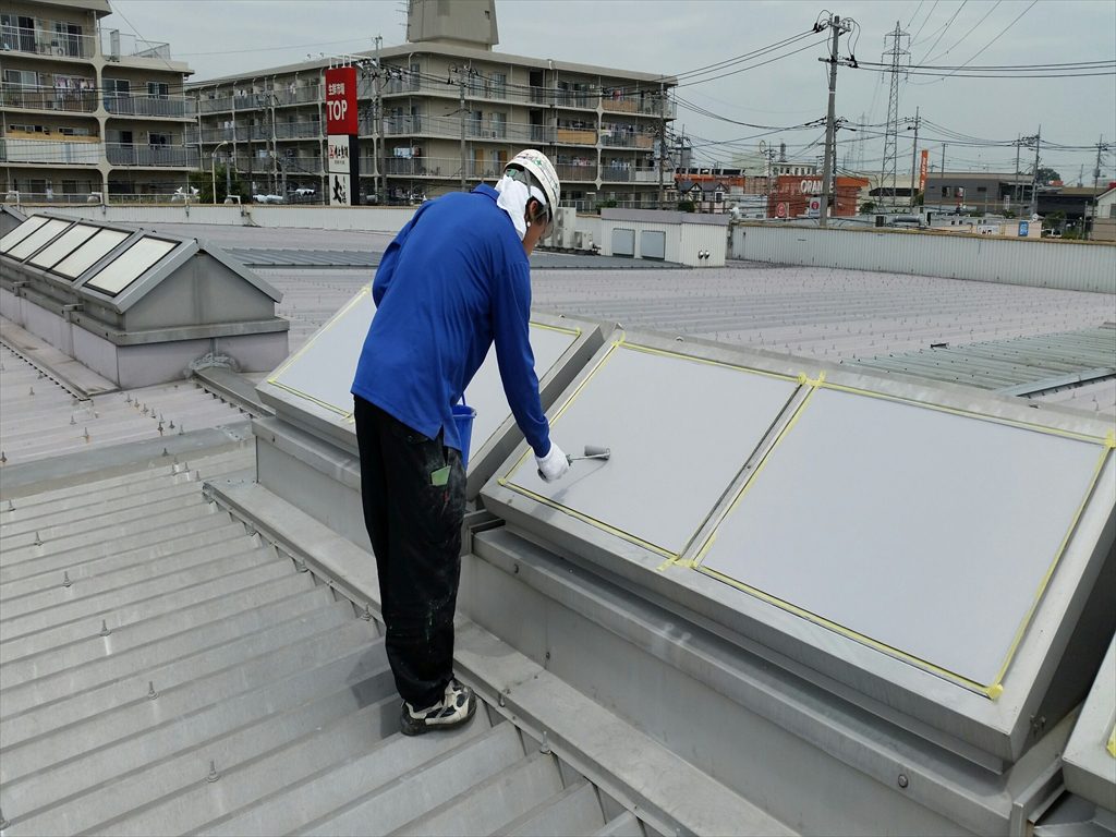埼玉県春日部市のスーパー屋根トップライトに熱交換塗装