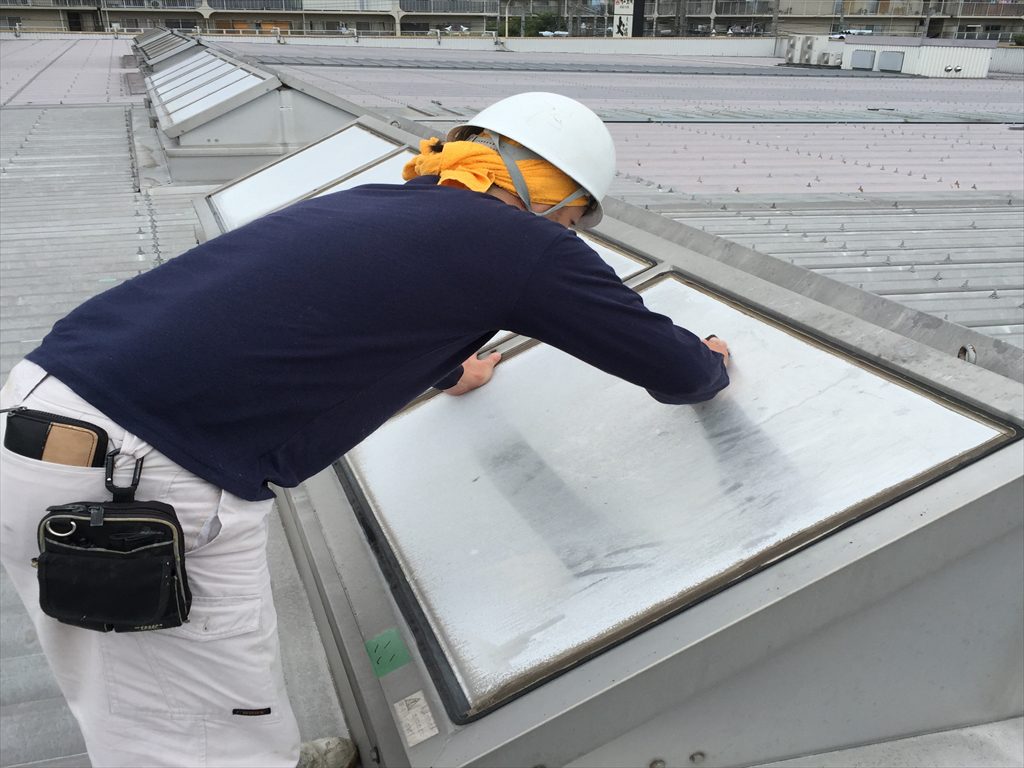 埼玉県春日部市のスーパー屋根トップライトに熱交換塗装