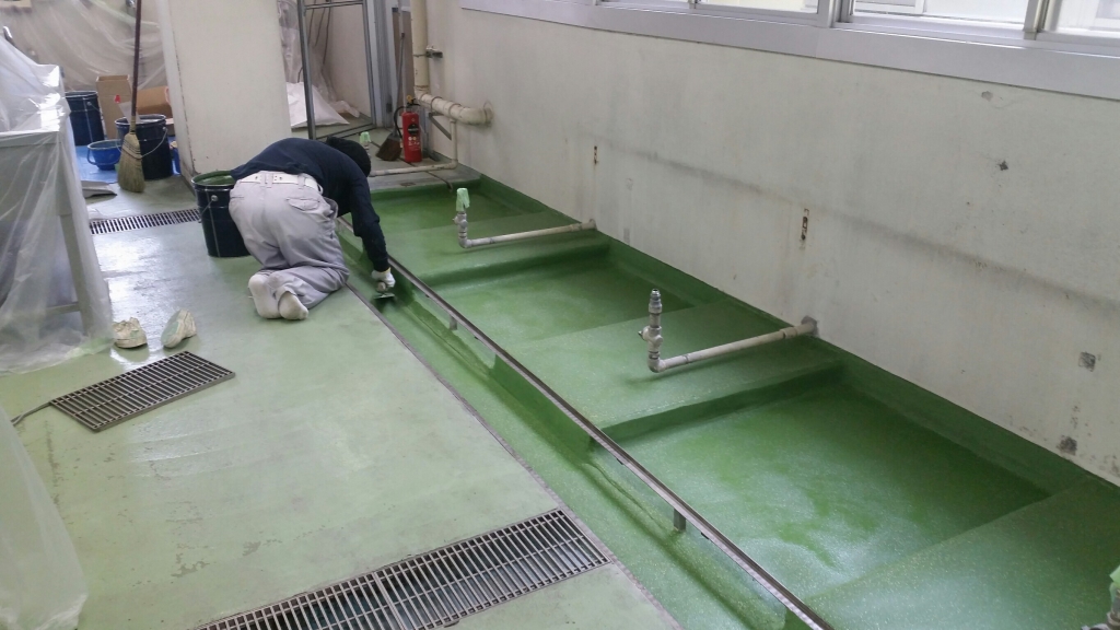 埼玉県上尾市内の学校給食室塗床（床塗装）改修｜タフクリートＭＨ
