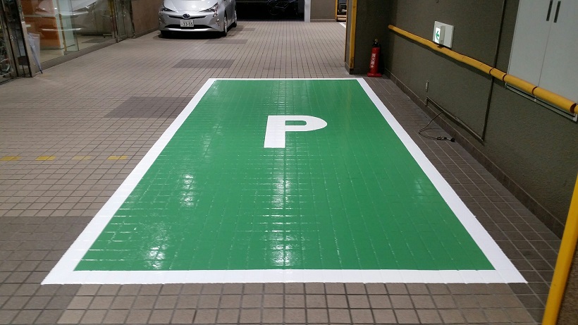 駐車場床タイルに塗床とライン引きを施工：ユータックＲ