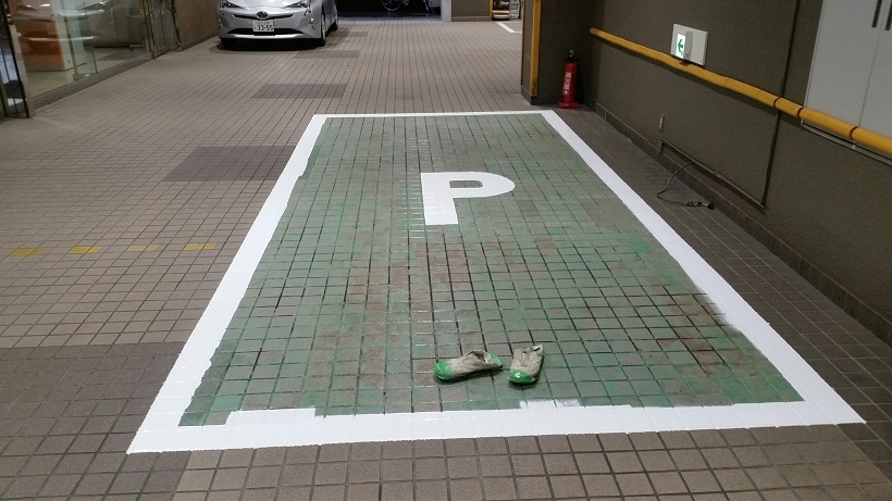 駐車場床タイルに塗床とライン引きを施工：ユータックＲ
