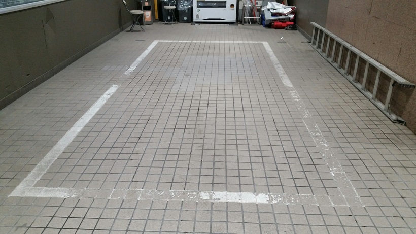 駐車場床タイルに塗床とライン引きを施工：ユータックＲ