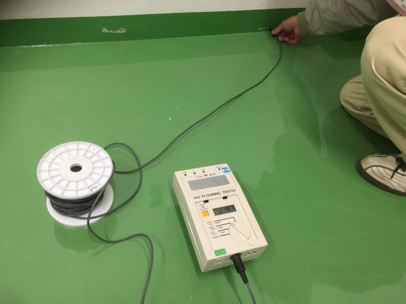 神奈川県川崎市の工場｜帯電防止塗床：電導値の測定