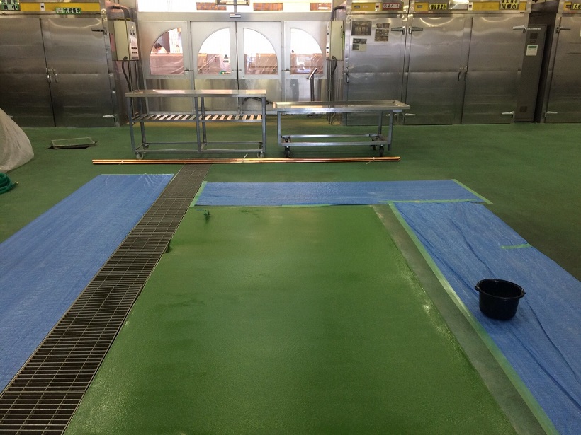 埼玉県内の給食センター｜厨房洗浄機下の塗床（床塗装）改修工事：ケミクリートクイックＥ