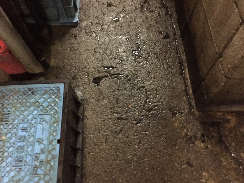 東京都港区新橋のビルのゴミ置き場床塗装（塗床）見積もり調査