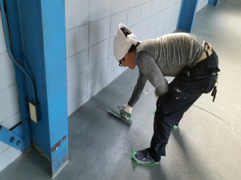 埼玉県鴻巣市の株式会社GOK様工場｜貸工場のコンクリート床塗装改修工事：ケミクリートＥＰカラー　