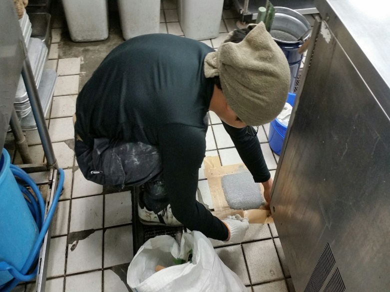 東京都港区芝にある飲食店の厨房｜床タイル剥離を塗床材で補修：タフクリートＭＨ