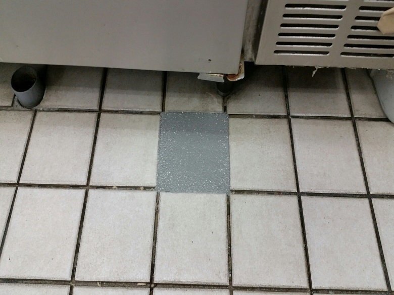 東京都港区芝にある飲食店の厨房｜床タイル剥離を塗床材で補修：タフクリートＭＨ