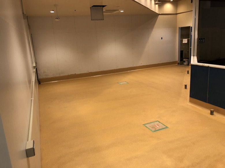 埼玉県蕨市のスーパーマーケットの厨房｜耐熱塗床を施工：タフクリートＭＨ