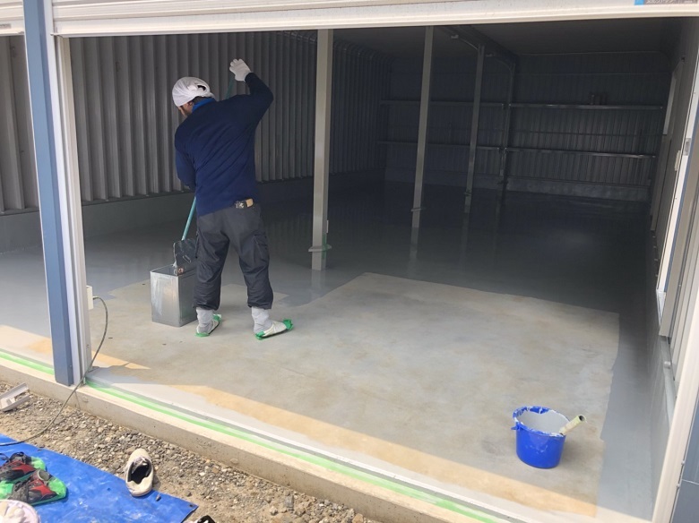 埼玉県所沢市の自動車整備工場｜コンクリートに塗床工事（ケミクリートＥＰカラー）