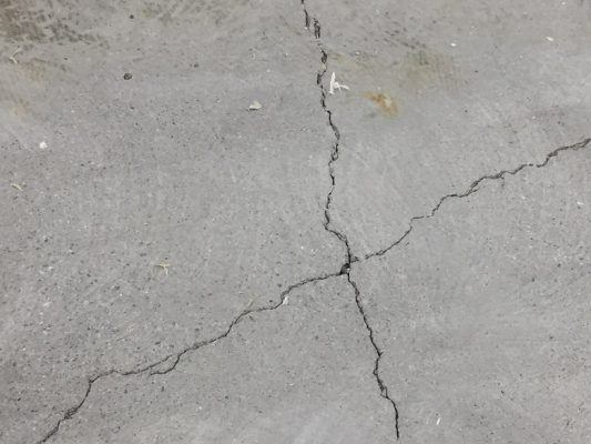 東京都八王子市の工場｜長尺塩ビシート床を剥がし塗床（床塗装）へ改修：ケミクリートＥペースト工法