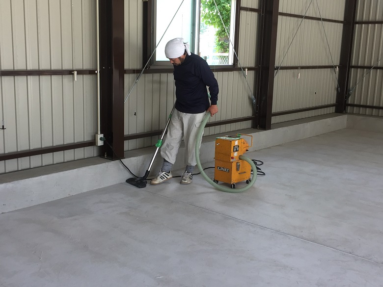 埼玉県越谷市の自動車整備工場｜コンクリート床に塗床（床塗装）工事：ケミクリートＥＰカラー