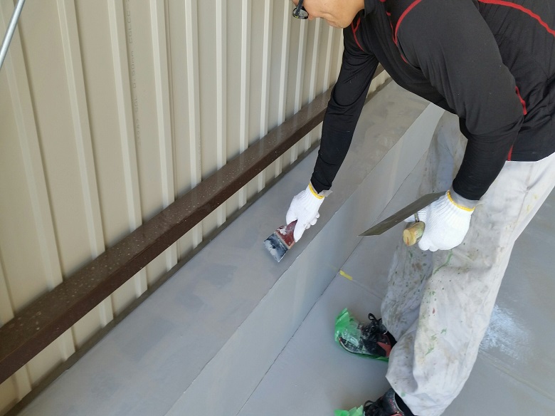 埼玉県越谷市の自動車整備工場｜コンクリート床に塗床（床塗装）工事：ケミクリートＥＰカラー
