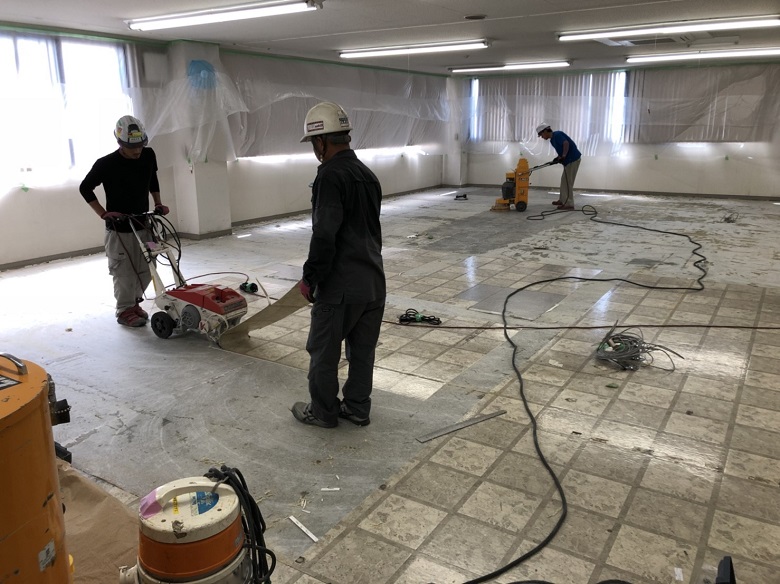 東京都八王子市の工場｜長尺塩ビシート床を剥がし塗床（床塗装）へ改修：ケミクリートＥペースト工法