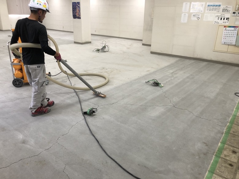 東京都八王子市の工場｜長尺塩ビシート床を剥がし塗床（床塗装）へ改修：ケミクリートＥペースト工法