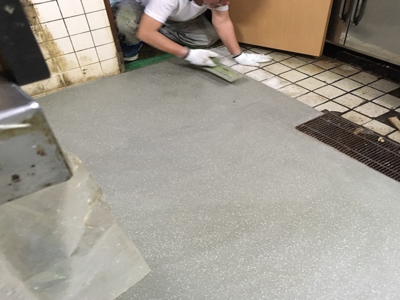 埼玉県狭山市の飲食店（そば屋）｜厨房剥離タイル床を耐熱塗床に改修：タフクリートＭＨ