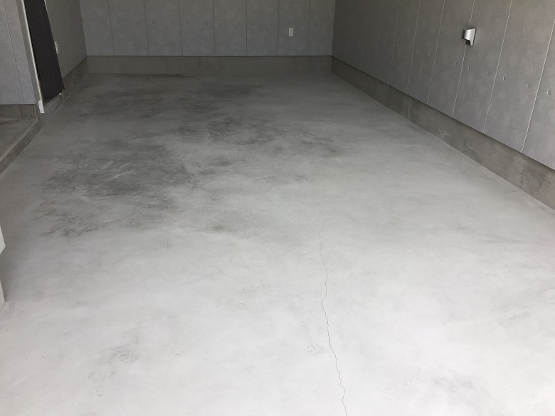 埼玉県戸田市のガレージハウス｜駐車場のコンクリート床に塗床（床塗装）工事：ケミクリートＥペースト防滑工法