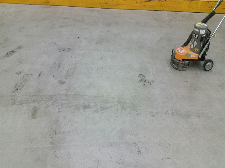 千葉県市川市の配送センター倉庫｜フォークリフト充電エリアに塗床（床塗装）工事：ケミクリートＥコーティング工法