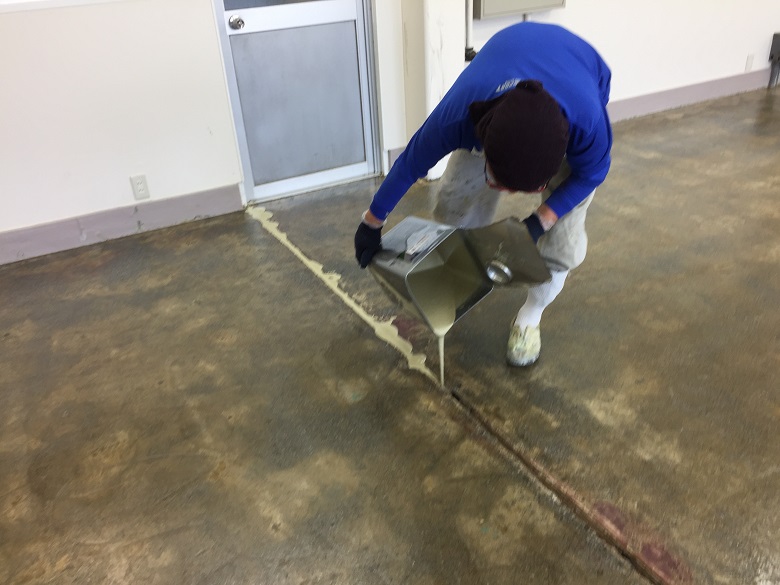 長野県茅野市のイトウパーツ工業株式会社様（自動車部品工場）｜長尺塩ビシートを剥がしてコンクリート床に塗床（床塗装）工事：ケミクリートＥ