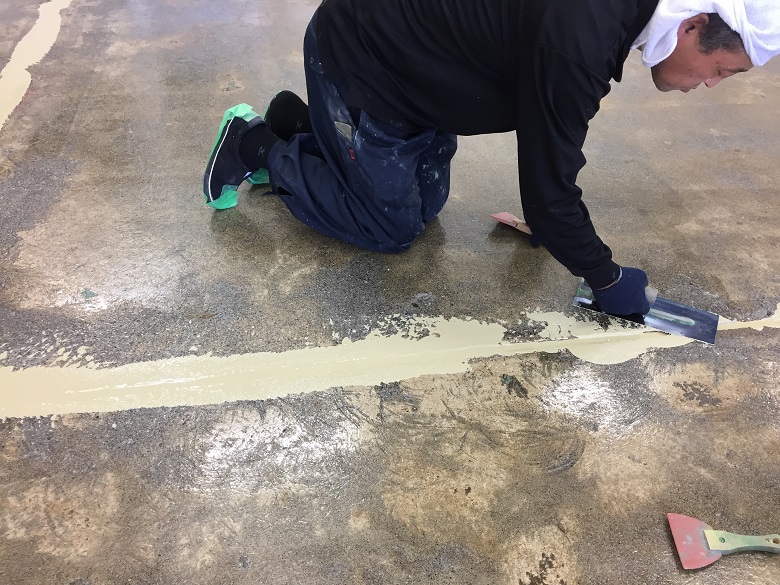 長野県茅野市のイトウパーツ工業株式会社様（自動車部品工場）｜長尺塩ビシートを剥がしてコンクリート床に塗床（床塗装）工事：ケミクリートＥ