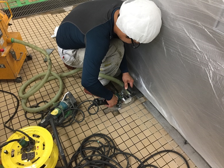 東京都港区の病院厨房｜床タイルの剥離補修（塗床）夜間工事：タフクリートＭＨ