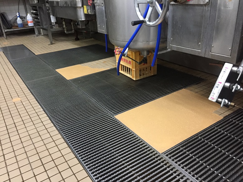 東京都港区の病院厨房｜床タイルの剥離補修（塗床）夜間工事：タフクリートＭＨ